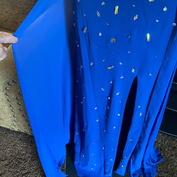 Envious Couture by Karishma Style 15211 Size 0 - Picture 4 of 10